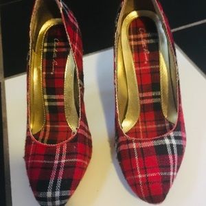 These shoes Look great with a pair of jeans!